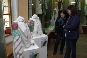 Expoziția „Ia aidoma” a fost vernisată ieri la Muzeul Etnografic Hanul Domnesc