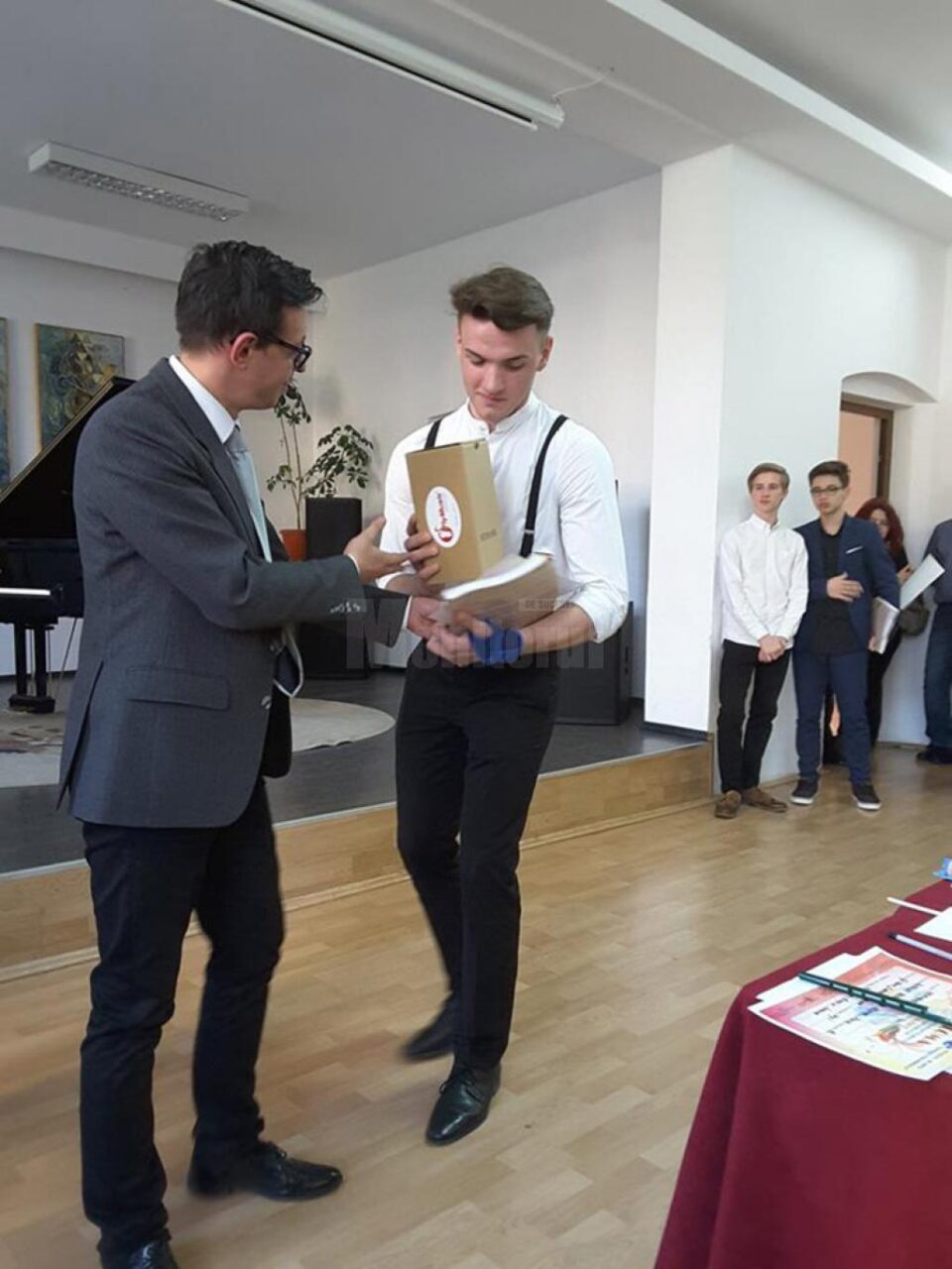 Peste o sută de elevi pasionați de pian au participat la Concursul "Tinere talente”