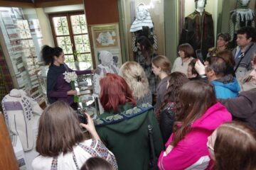 Expoziția „Ia aidoma” a fost vernisată ieri la Muzeul Etnografic Hanul Domnesc