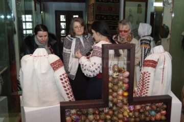 Expoziția „Ia aidoma” a fost vernisată ieri la Muzeul Etnografic Hanul Domnesc