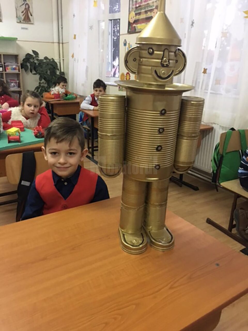 Școala Gimnazială Ipotești a câștigat 15 laptopuri și șapte birouri pentru dotarea laboratorului de informatică