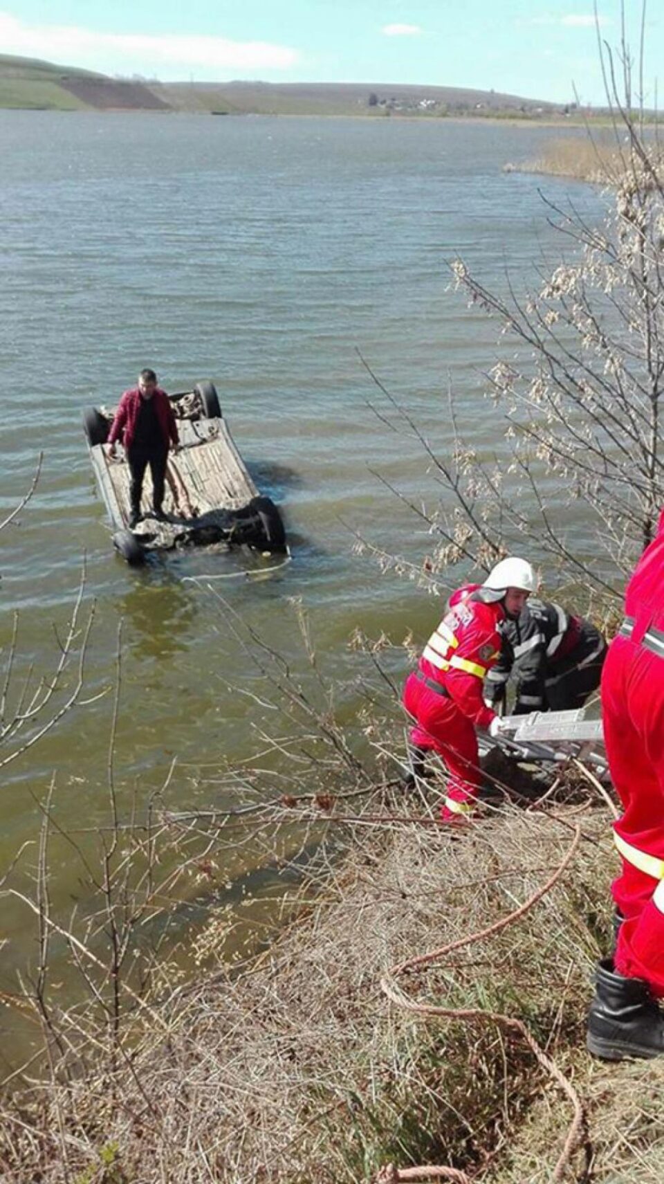 Șoferul a așteptat sosirea salvatorilor urcat pe mașină Foto ISU Suceava