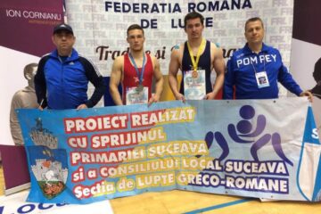 Proaspeții medaliați Adrian Agache și Teodor Chira, alături de antrenorii Valerică Gherasim și Daniel Ciubotaru