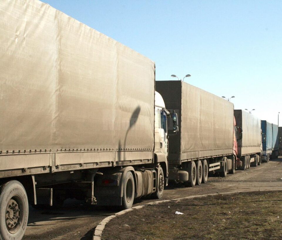 Tirurile au stat blocate zeci de ore între Vama Siret și iesirea din orasul Siret, spre Ratoș Tirurile au stat blocate zeci de ore între Vama Siret și iesirea din orasul Siret, spre Ratoș