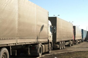 Tirurile au stat blocate zeci de ore între Vama Siret și iesirea din orasul Siret, spre Ratoș