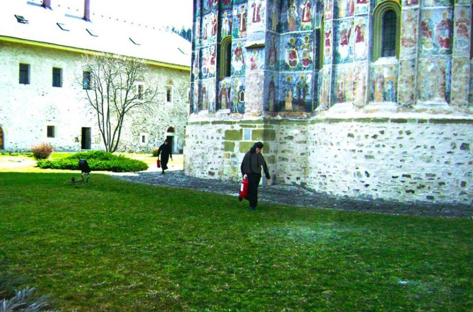 Activitățile de prevenire a incendiilor cuprind și simularea unor interveniții primare