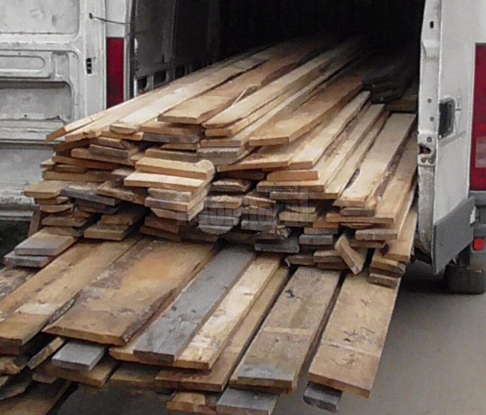 Întreaga cantitate de lemn a fost confiscată,iar firma transportatoare a fost amendată cu 20.000 de lei Întreaga cantitate de lemn a fost confiscată,iar firma transportatoare a fost amendată cu 20.000 de lei