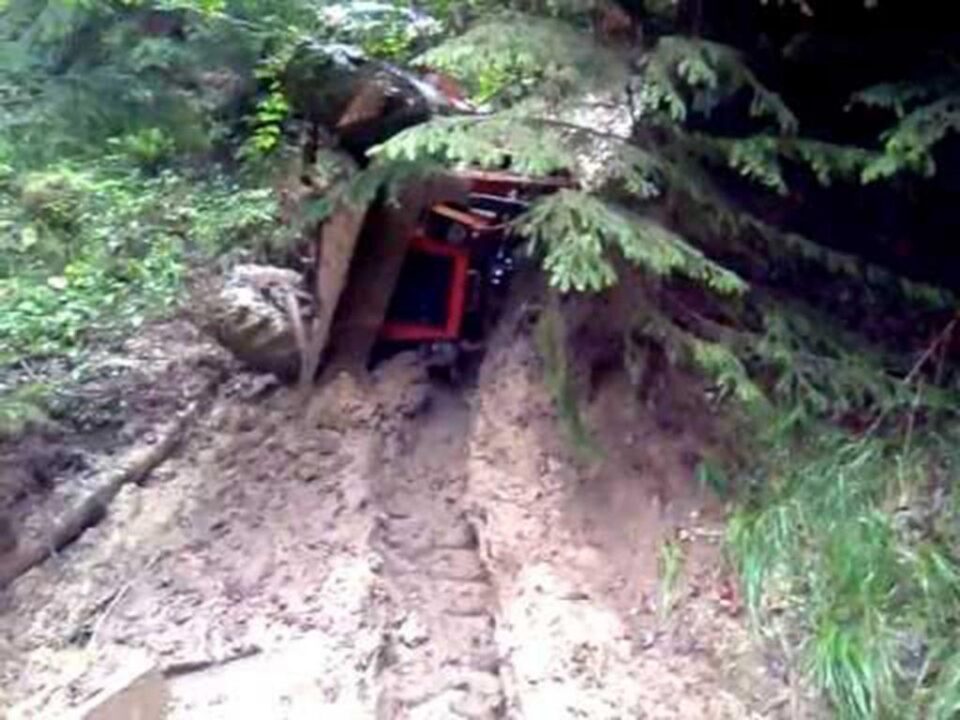 Un bărbat a murit sub roțile TAF-ului cu care lucra în pădure