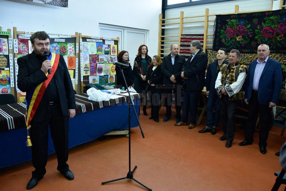 Autoritățile locale și județene au deschis Festivalul Ouălor Încondeiate de la Moldovița Autoritățile locale și județene au deschis Festivalul Ouălor Încondeiate de la Moldovița