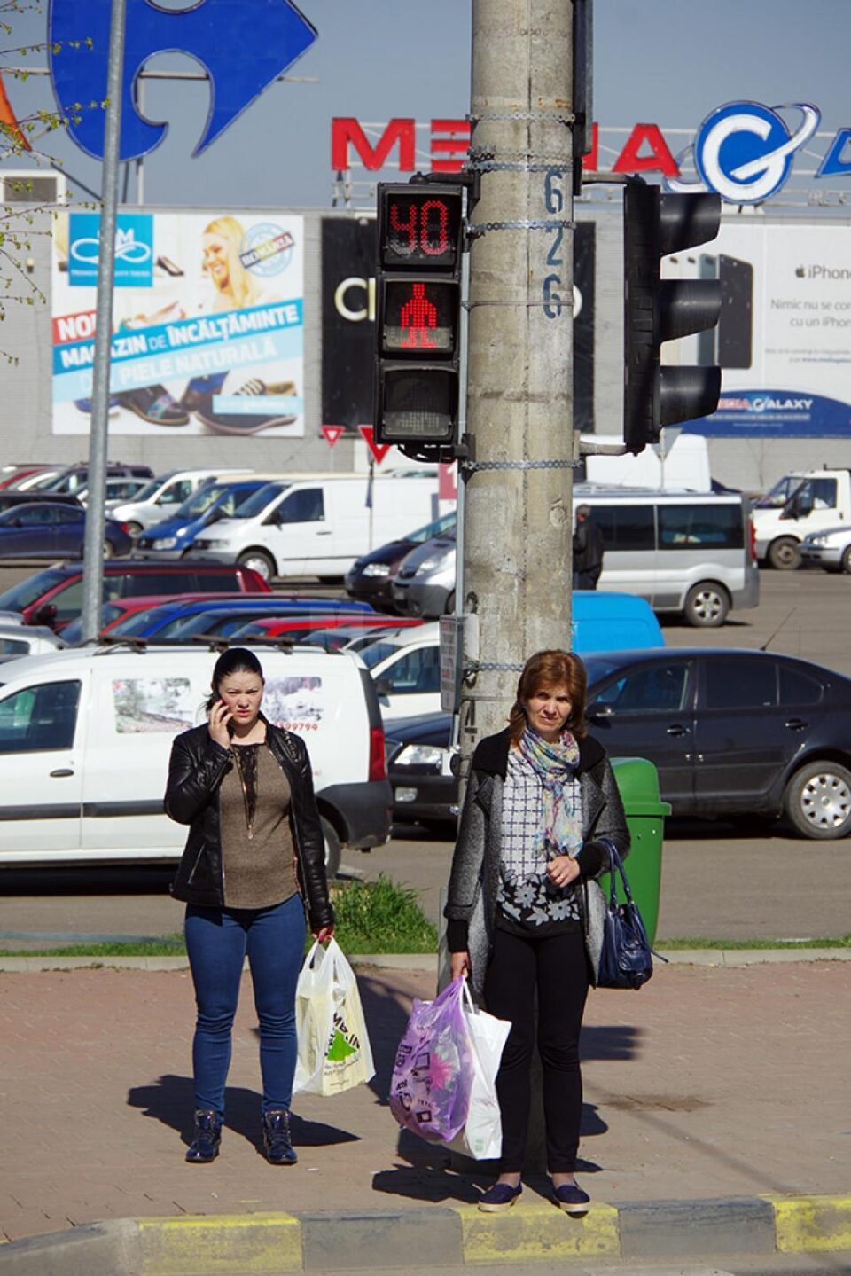 Semaforul de la noua trecere de pietoni din dreptul Shopping City Suceava indică cât timp este pe verde, dar și timpul de așteptare până ce se poate traversa