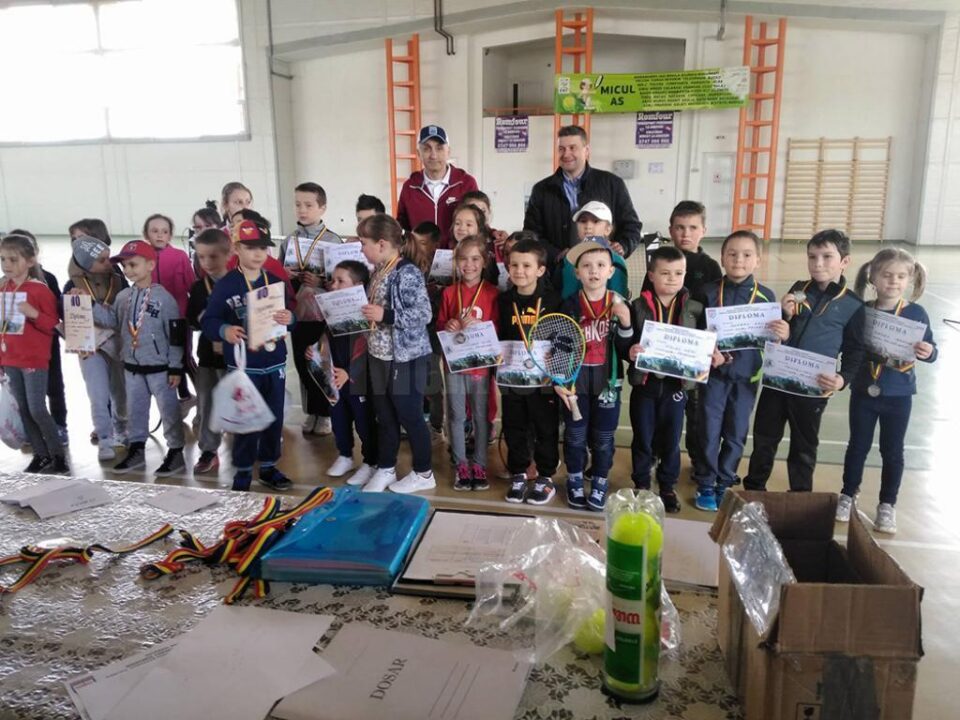 Toți copiii au fost răsplătiți cu diplome de participare și cu câte o sacoșă cu dulciuri