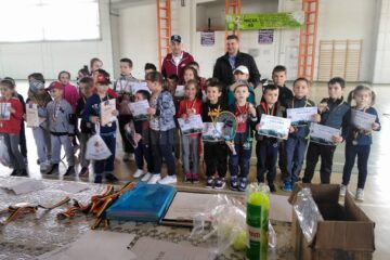 Toți copiii au fost răsplătiți cu diplome de participare și cu câte o sacoșă cu dulciuri