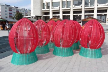 Zece ouă uriașe, noile decorațiuni de Paște din Suceava