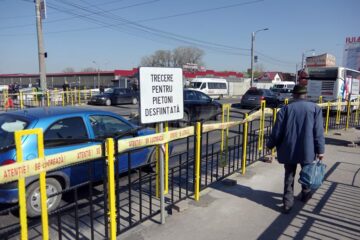 Garduri de protecție, montate de o parte și de alta a străzii, în zona de intrare la Bazar