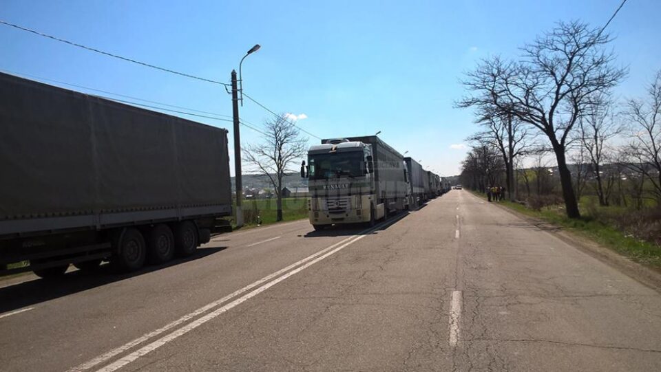 Coloana de tiruri este pe două benzi