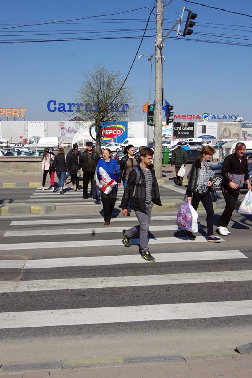 Semaforul de la noua trecere de pietoni din dreptul Shopping City Suceava indică cât timp este pe verde, dar și timpul de așteptare până ce se poate traversa