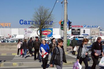 Semaforul de la noua trecere de pietoni din dreptul Shopping City Suceava indică cât timp este pe verde, dar și timpul de așteptare până ce se poate traversa