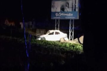 Mașina care s-a răsturnat