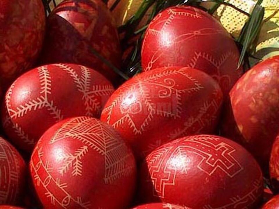 Vopsitul ouălor în roșu se face în Joia Mare Vopsitul ouălor în roșu se face în Joia Mare