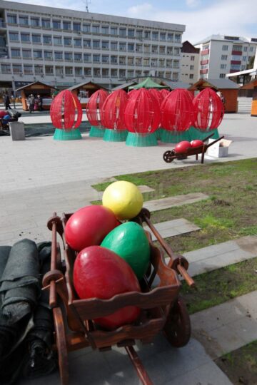 Noi decorațiuni de Paște, în centrul Sucevei și în Burdujeni