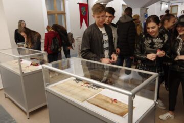 Publicul poate admira șase documente originale (pergamente) emise în timpul domniei marelui voievod