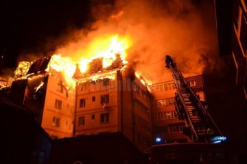 Mansarda unui bloc din Gura Humorului a fost mistuită de flăcări