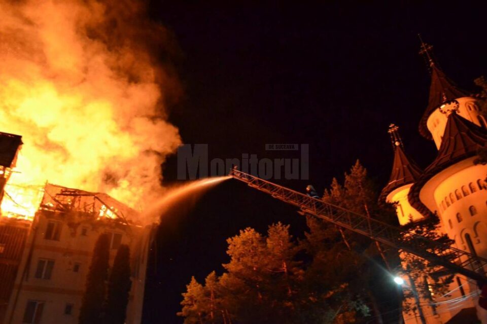 Mansarda unui bloc din Gura Humorului a fost mistuită de flăcări