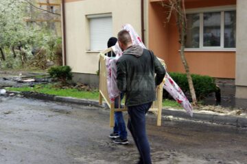 Iadul flăcărilor la Gura Humorului: oameni disperați, care au sărit pe geam, 68 de apartamente afectate, din care 18 distruse complet