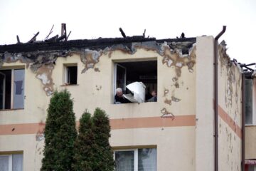 Iadul flăcărilor la Gura Humorului: oameni disperați, care au sărit pe geam, 68 de apartamente afectate, din care 18 distruse complet
