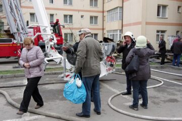 Iadul flăcărilor la Gura Humorului: oameni disperați, care au sărit pe geam, 68 de apartamente afectate, din care 18 distruse complet