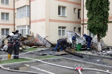 Iadul flăcărilor la Gura Humorului: oameni disperați, care au sărit pe geam, 68 de apartamente afectate, din care 18 distruse complet