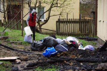 Oamenii și-au scos din casă bunurile pentru a vedea ce se mai poate salva