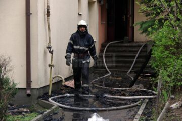 Iadul flăcărilor la Gura Humorului: oameni disperați, care au sărit pe geam, 68 de apartamente afectate, din care 18 distruse complet