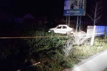 În timpul urmăririi, într-o curbă agentul a pierdut controlul direcției, iar mașina a părăsit șoseaua și s-a răsturnat pe câmp