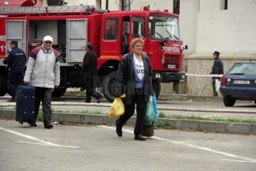 Iadul flăcărilor la Gura Humorului: oameni disperați, care au sărit pe geam, 68 de apartamente afectate, din care 18 distruse complet
