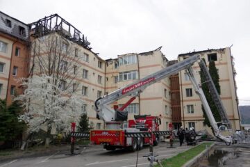 Iadul flăcărilor la Gura Humorului: oameni disperați, care au sărit pe geam, 68 de apartamente afectate, din care 18 distruse complet