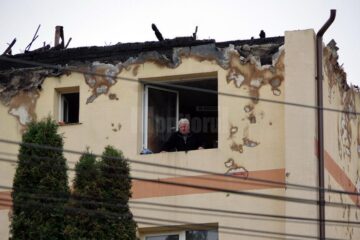 Un om descumpănit, care nu știe ce se mai poate salva din apartamentul său