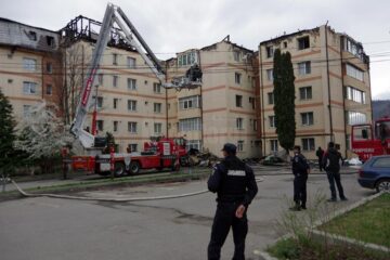 Iadul flăcărilor la Gura Humorului: oameni disperați, care au sărit pe geam, 68 de apartamente afectate, din care 18 distruse complet