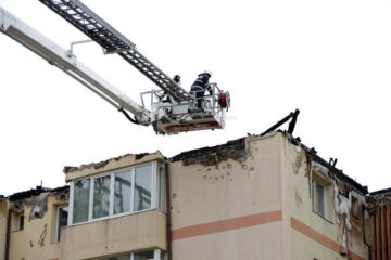 Iadul flăcărilor la Gura Humorului: oameni disperați, care au sărit pe geam, 68 de apartamente afectate, din care 18 distruse complet