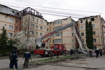 Iadul flăcărilor la Gura Humorului: oameni disperați, care au sărit pe geam, 68 de apartamente afectate, din care 18 distruse complet
