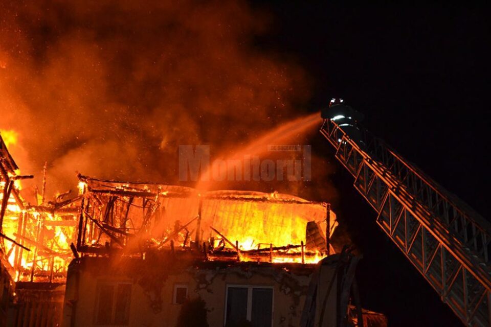 Pompierii au încercat să țină sub control focul de pe autoscările de intervenție