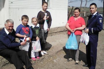 Comisarul Epureanu și Brian Douglas, în cătunul din Stroiești