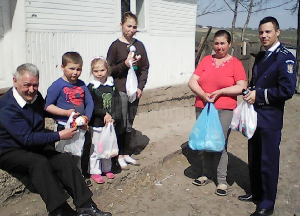 Comisarul Epureanu și Brian Douglas, în cătunul din Stroiești