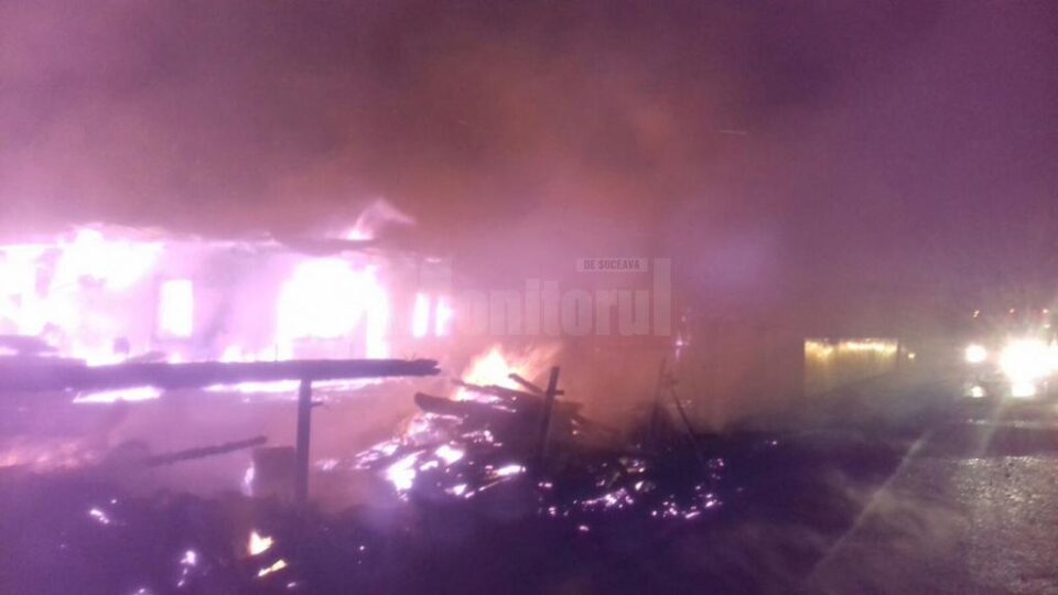 Două incendii izbucnite în miez de noapte au produs pagube mari la Bădeuți și Volovăț