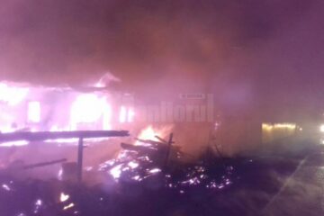 Două incendii izbucnite în miez de noapte au produs pagube mari la Bădeuți și Volovăț