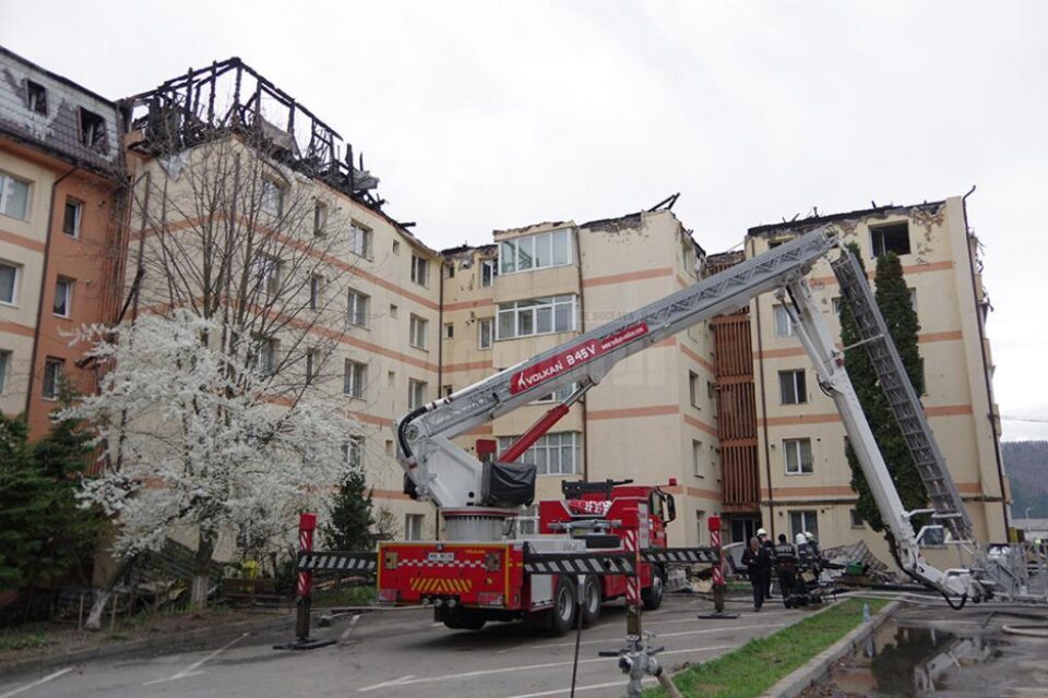 Toate apartamentele de la mansardă s-au transformat în scrum