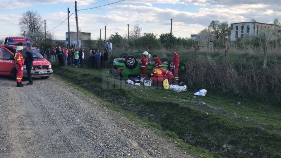 O fată de 17 ani a murit după ce mașina pe care o conducea s-a răsturnat
