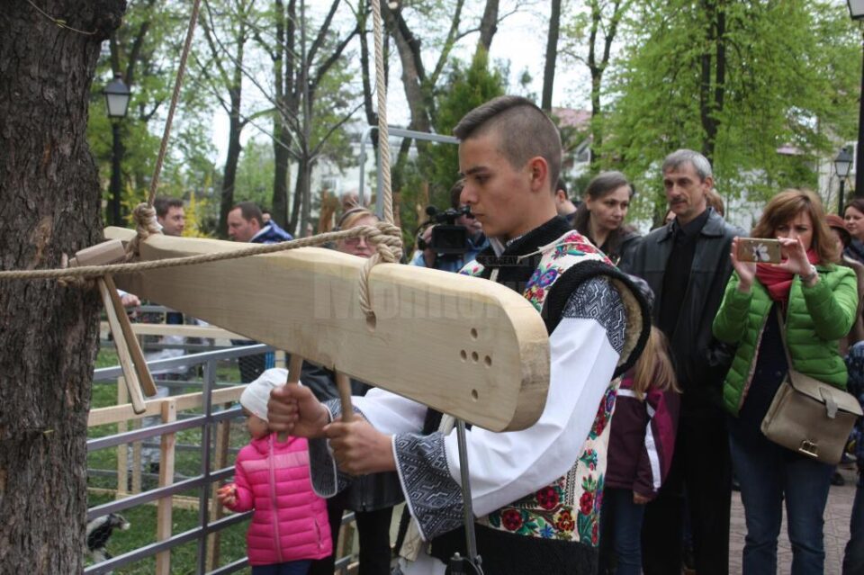 Clopotele Bucovinei și cântecele de toacă au răsunat în prima zi de Paște în centrul Sucevei
