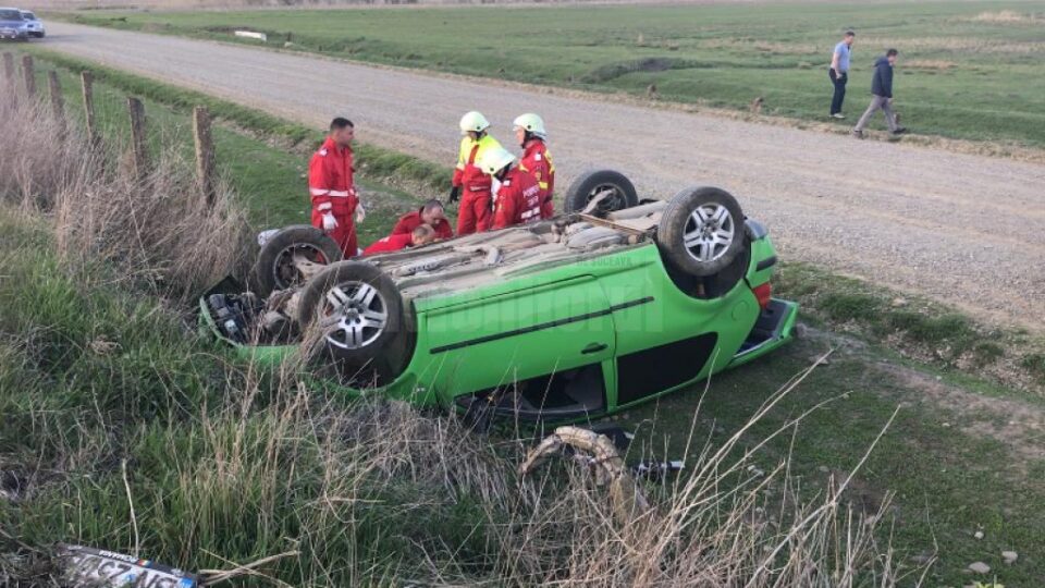 O fată de 17 ani a murit după ce mașina pe care o conducea s-a răsturnat