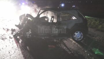 Ce a mai rămas din mașina care a luat foc